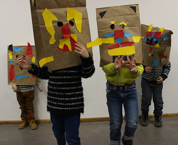 Photographie - Enfants avec des masques en papier