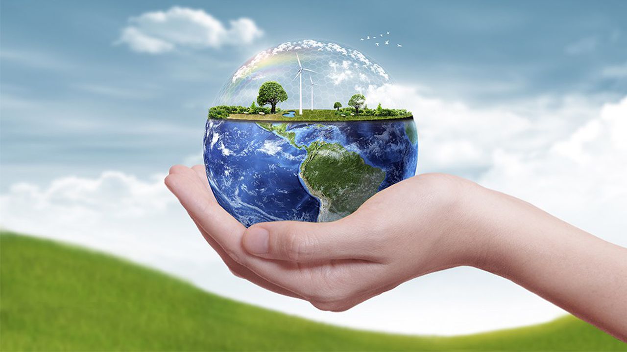 une main qui tient la Terre