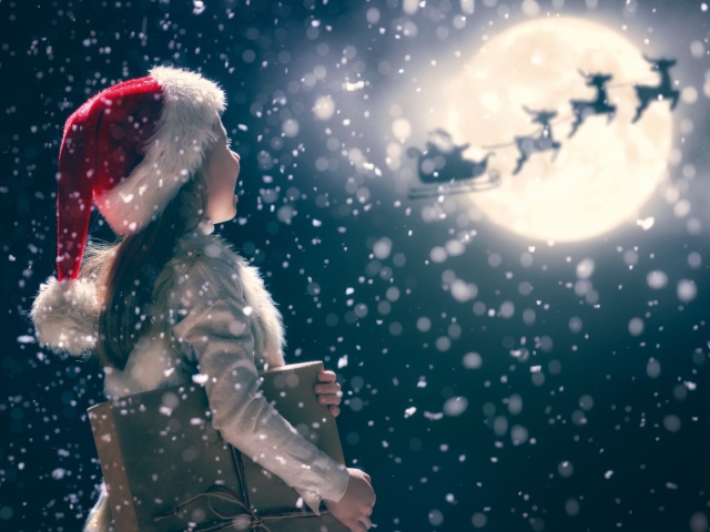 Jeune fille regardant le traîneau du père Noël s’envoler