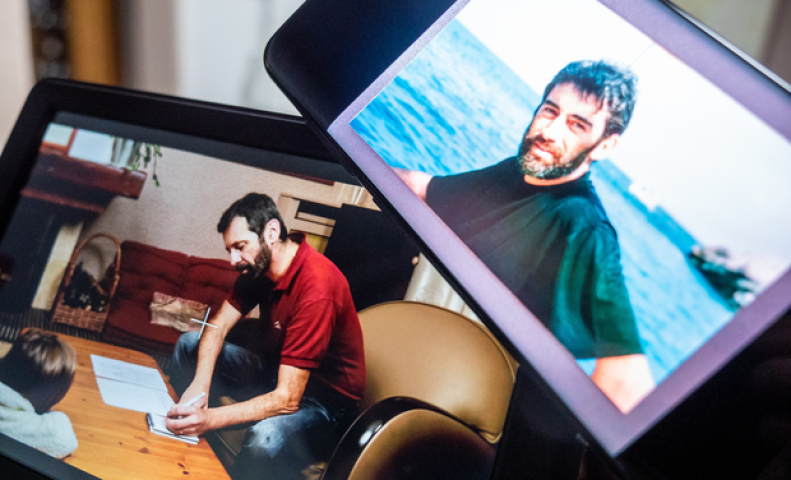 photographies en plan serré d'un homme sur deux écrans différents