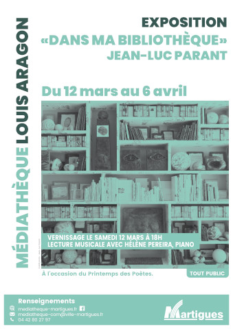 affiche annonçant l'exposition incluant une Photo en noir et blanc représentant une bibliothèque, avec comme objets des livres, des boules, des sculptures…