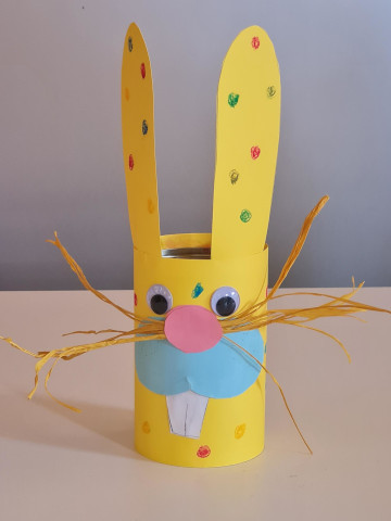Collage d’un lapin en papier décoré sur une boîte de conserve