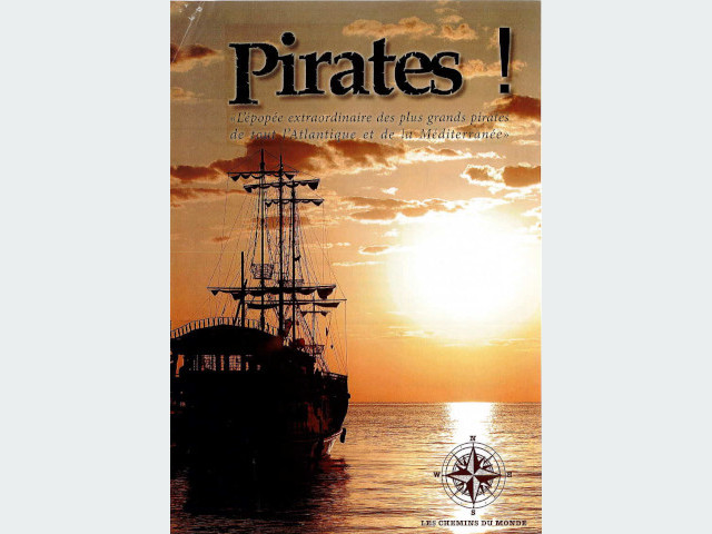 Bateau pirate et en font un couché de soleil