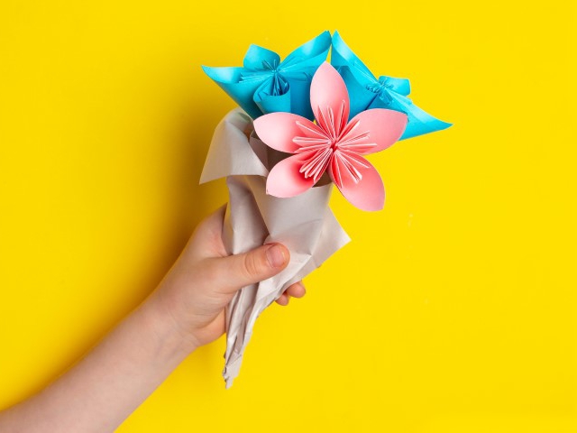 photographie colorée d'un bouquet de fleurs en origami