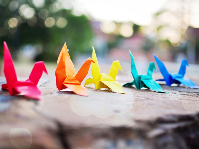 des origamis de différentes couleurs