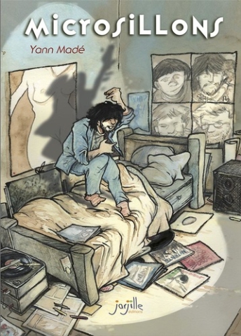 couverture du livre Microsillons un mec en pyjama assis sur un coussin de son lit