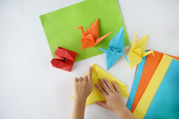 des origamis de différentes couleurs