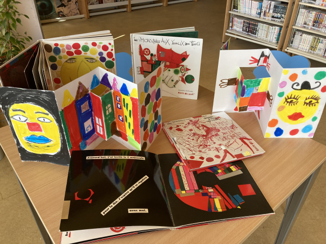 des livres et des cartes sur une table