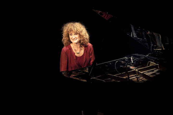 photo de la chanteuse au piano