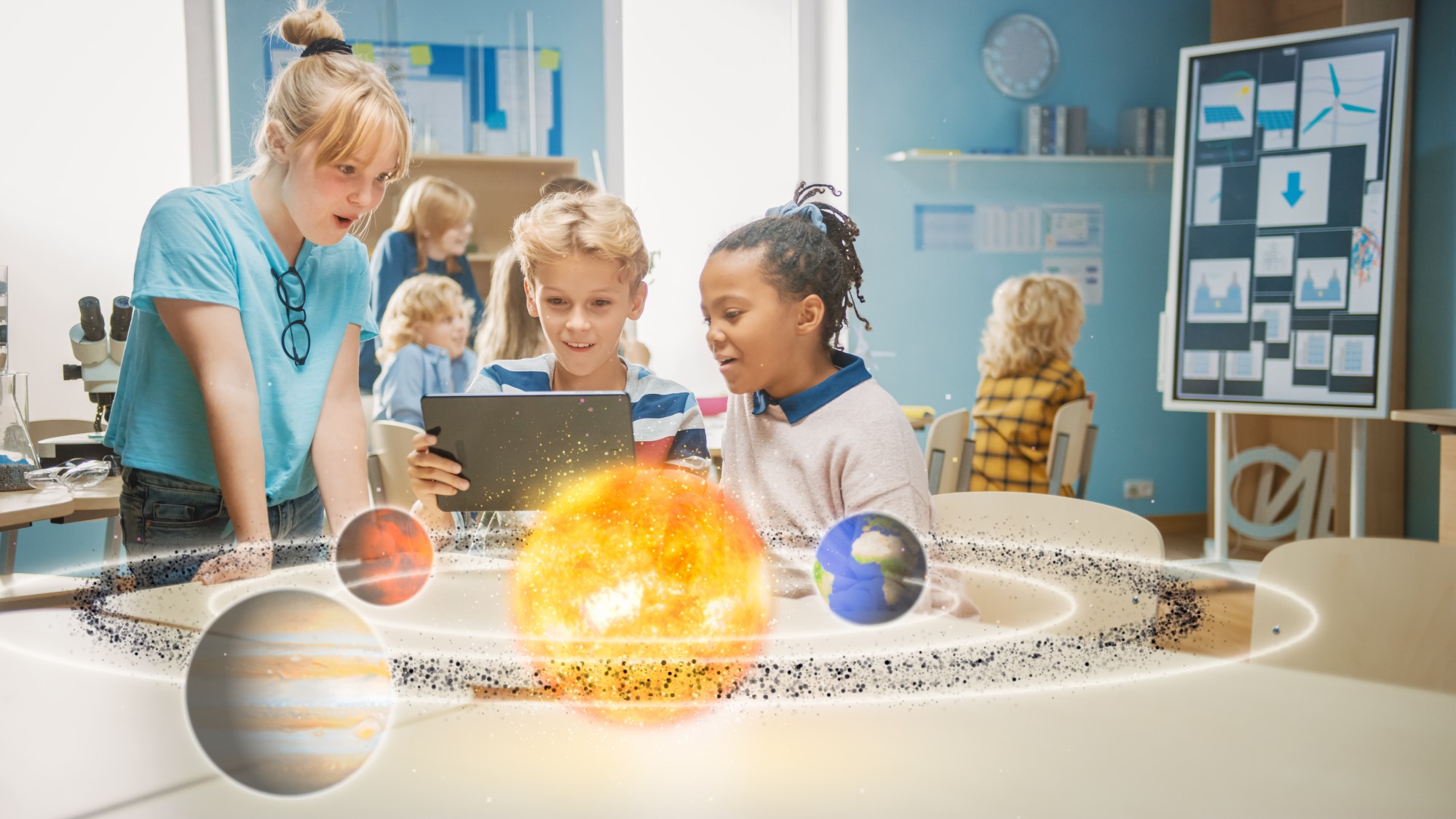 Des enfants découvre dans un ordinateur les planètes et étoiles