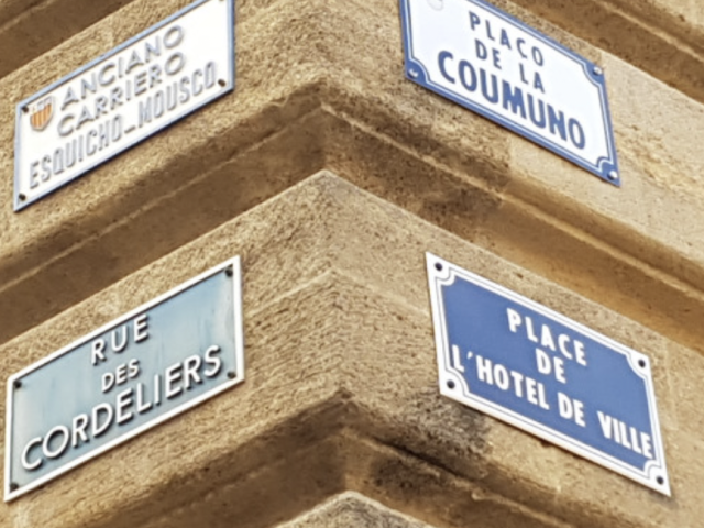 Plusieurs panneaux des noms des rues