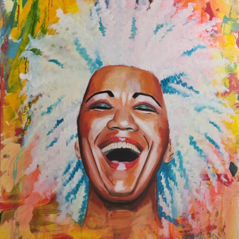 Peinture d'une femme africaine aux cheveux blancs, souriante, les yeux fermés, sur fond de couleurs vives