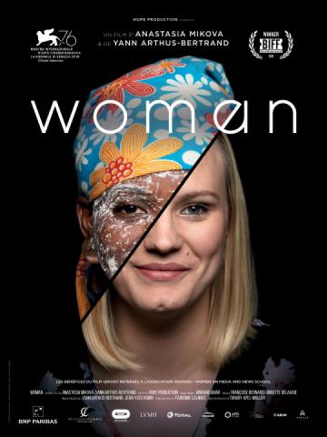 affiche du film documentaire "woman" : la tête d'une femme sur fond noir, moitié noire avec foulard, moitié blanche aux cheveux blonds