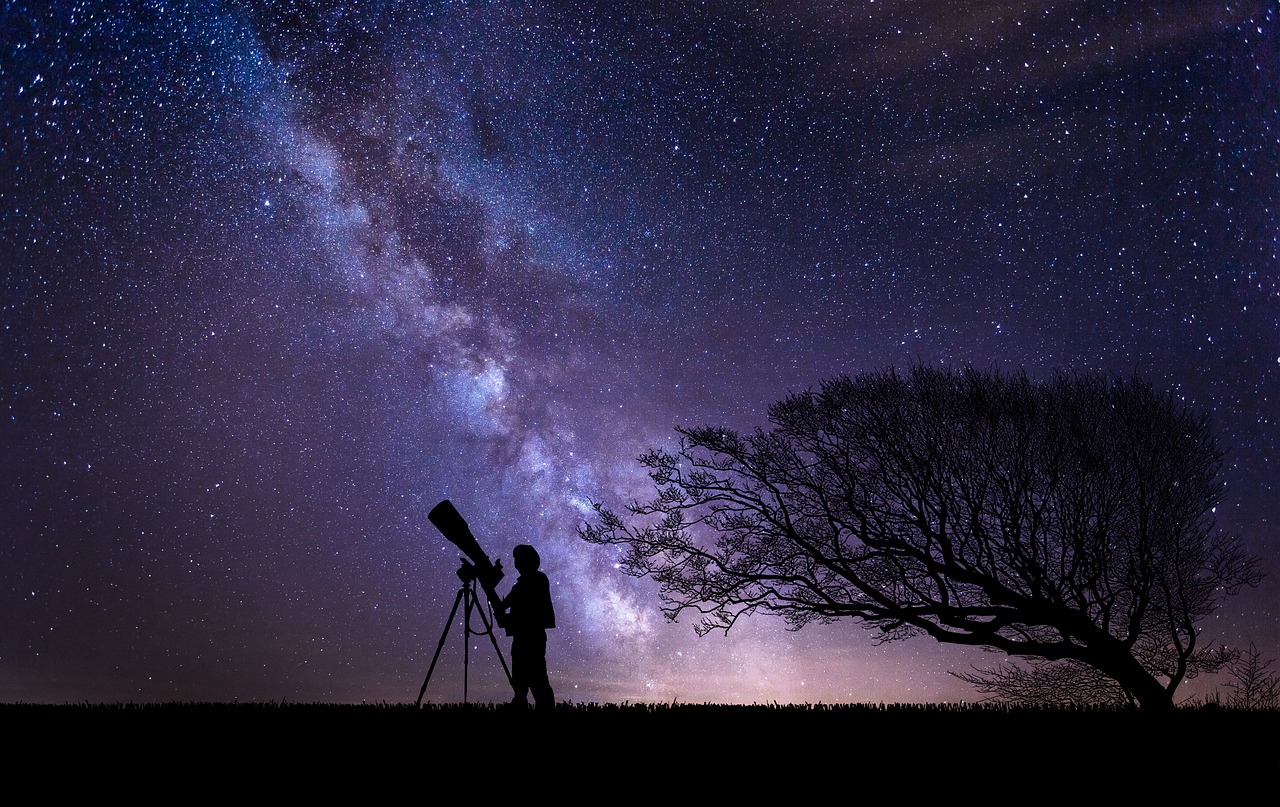 silhouette d'astronome devant ciel étoilé