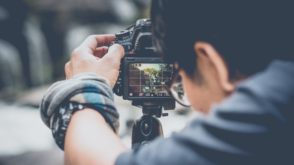 Un photographe fait une mise au point