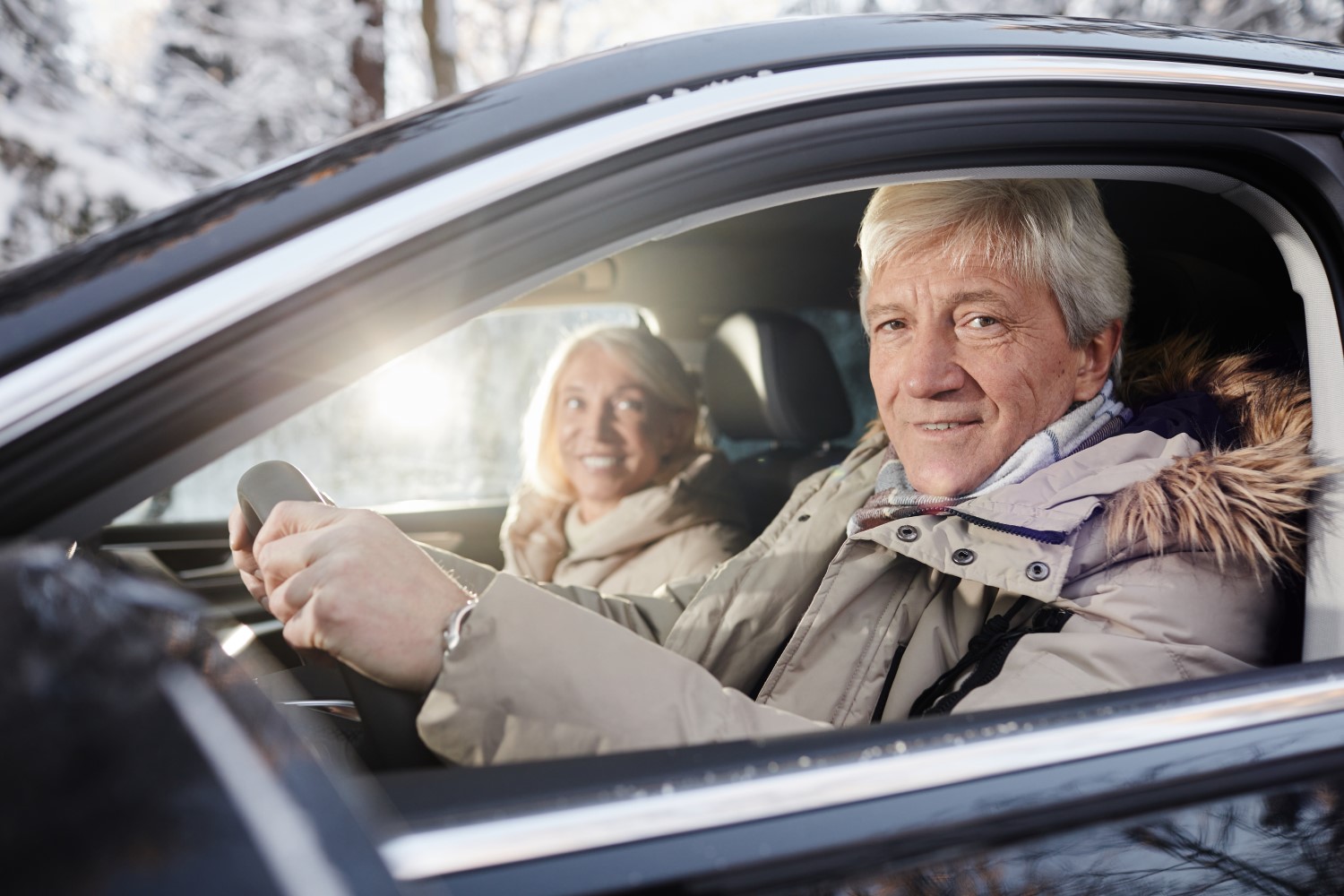 un couple un peu âgé dans une voiture