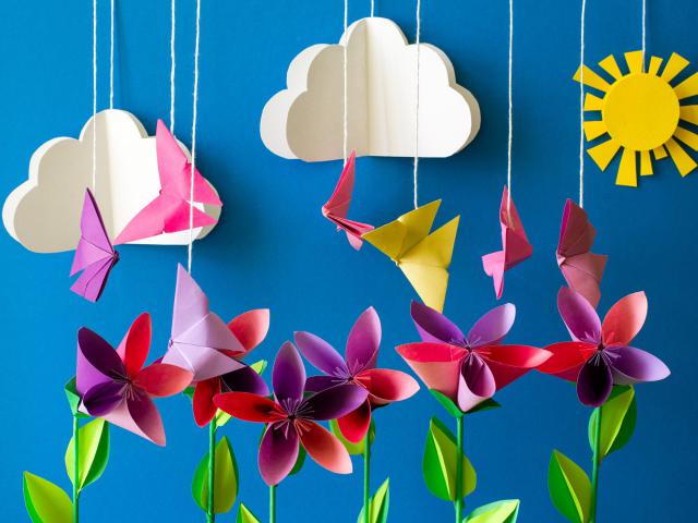 Des origamis de fleurs, nuages et soleil