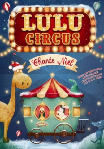 Image du spectacle avec une girafe et une roulotte.