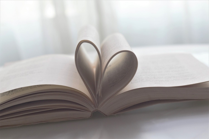 Photographie d'un livre, pages pliées en forme de coeur