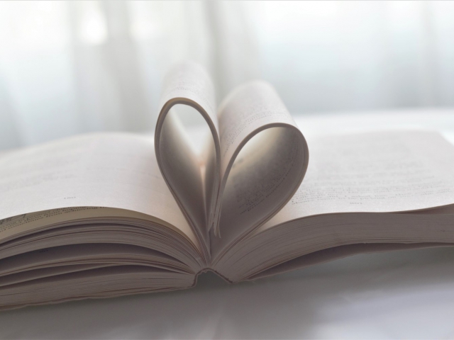 Photographie d'un livre, pages pliées en forme de coeur