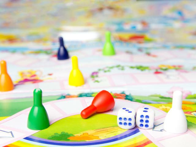 Des pions colorés sur un plateau de jeu