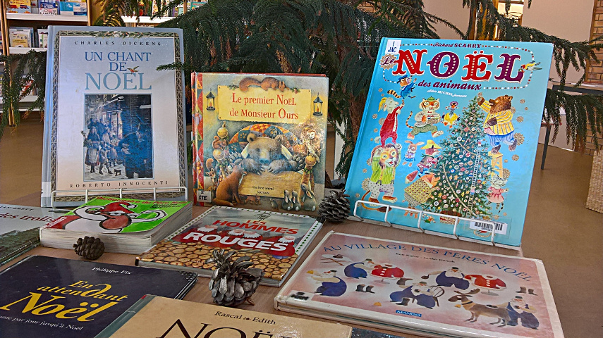 Photographie de la table de livres Noël vintage