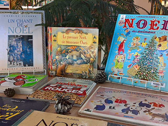 Photographie de la table de livres Noël vintage