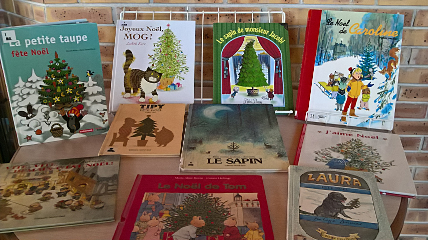 Table thématique sur le sapin de Noël, avec plusieurs livres disposés couvertures visibles