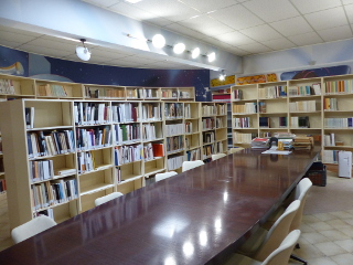 Photographie de l'intérieur de la bibliothèque du Service Archéologie.